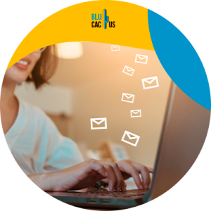 Blucactus - correo de ventas en frio - Mujer trabajando en su computadora enviando correos electrónicos 