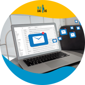 Blucactus - correo de ventas en frio - Portátil en escritorio mostrando bandeja de entrada con alerta de correo importante.